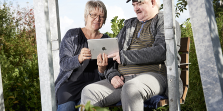 Borger og medarbejder på kørestol gynge