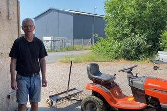 Havetraktor med rive bag på