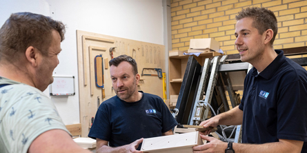 Borger og medarbejder i træ værksted på Kilen.